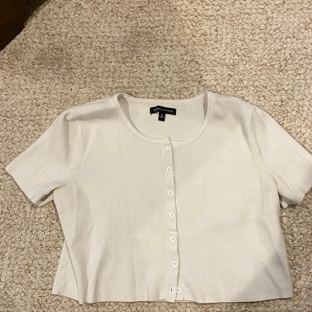 Kendall and Kylie adorable cropped button up tshirt!